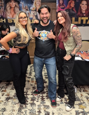 Team_Bestie_photo_opTrish_Stratus2C_Me___Lita.jpg