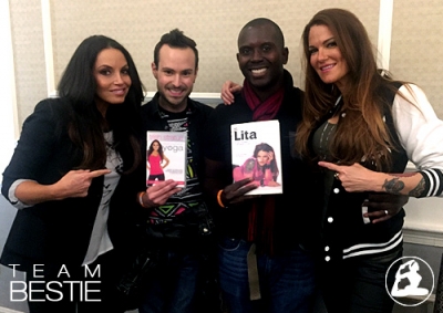trishstratuslastsigning1.jpg