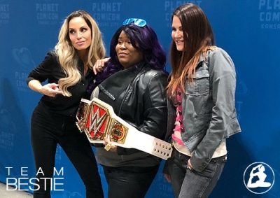 trishstratusplanetcomicon2.jpg